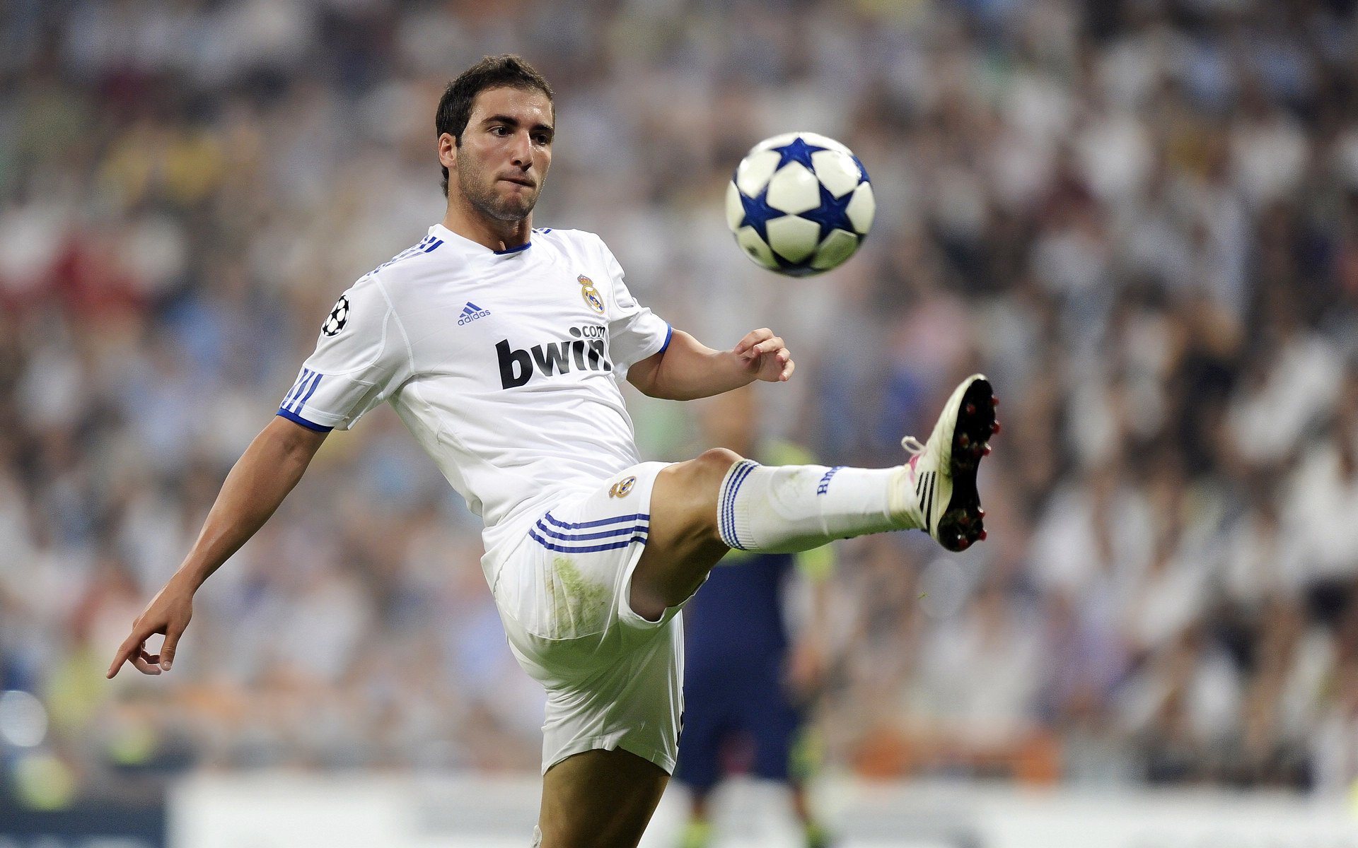 法甲球队通过高强度训练调整比赛中体能分配策略,法甲身体对抗