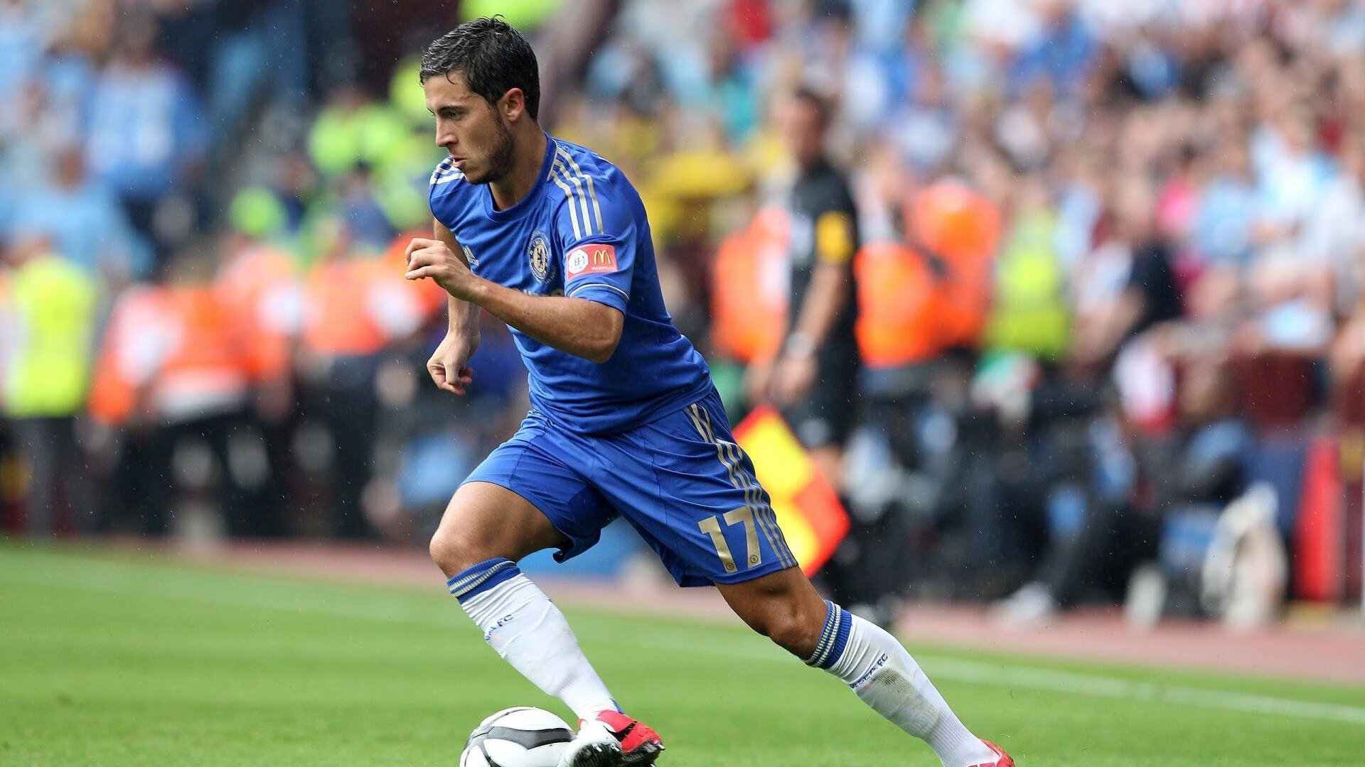 冠军球队巡游庆祝，球迷街头欢腾画面感人，球队夺冠怎么发朋友圈